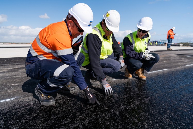 Brisbane's new runway - asphalt application